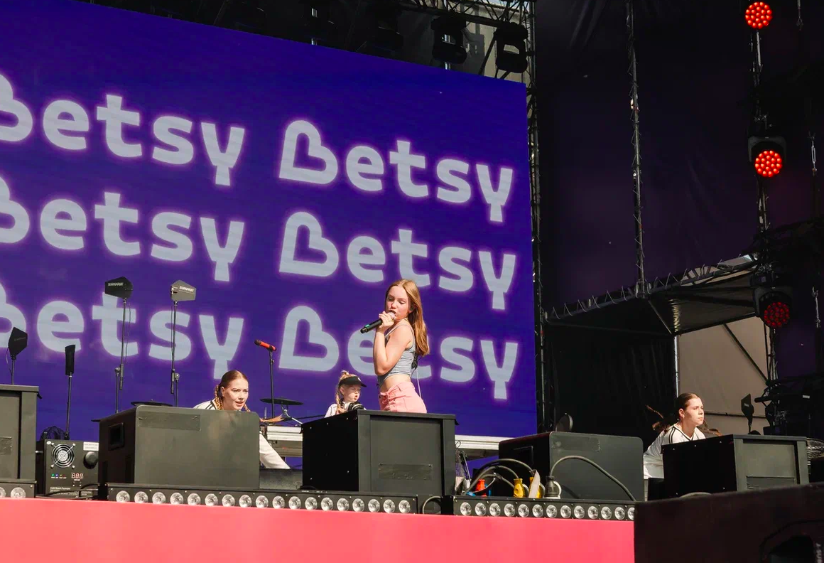 Фото Орали «Сигма-бой» и «А у реки». Опубликованы яркие моменты Черника Music Fest в Новосибирске 20